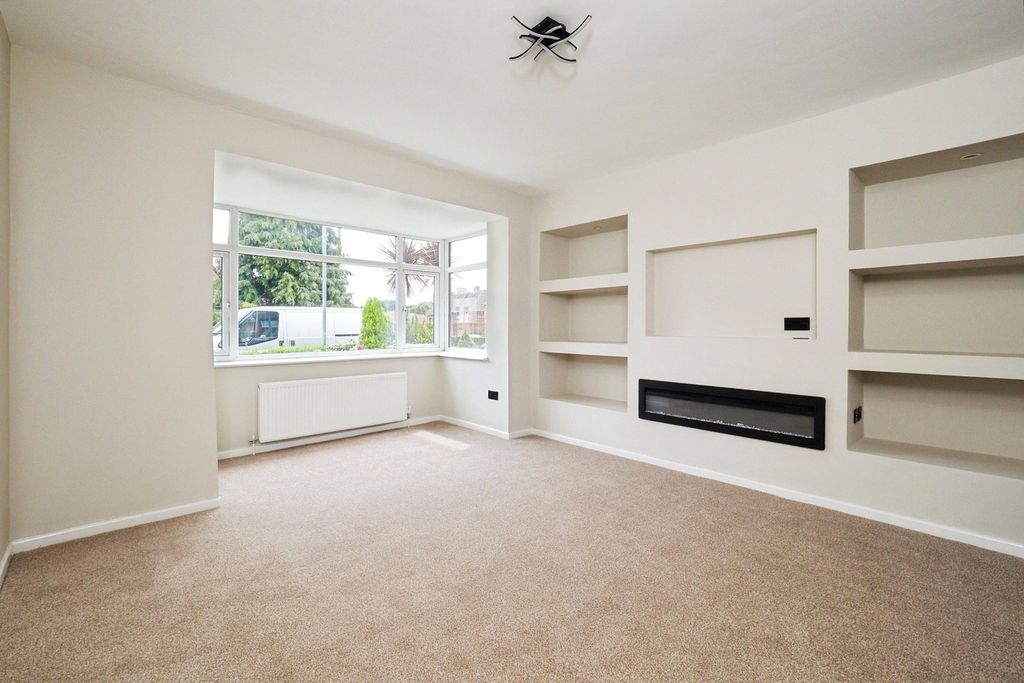 Property photo 3 of 16 Lounge