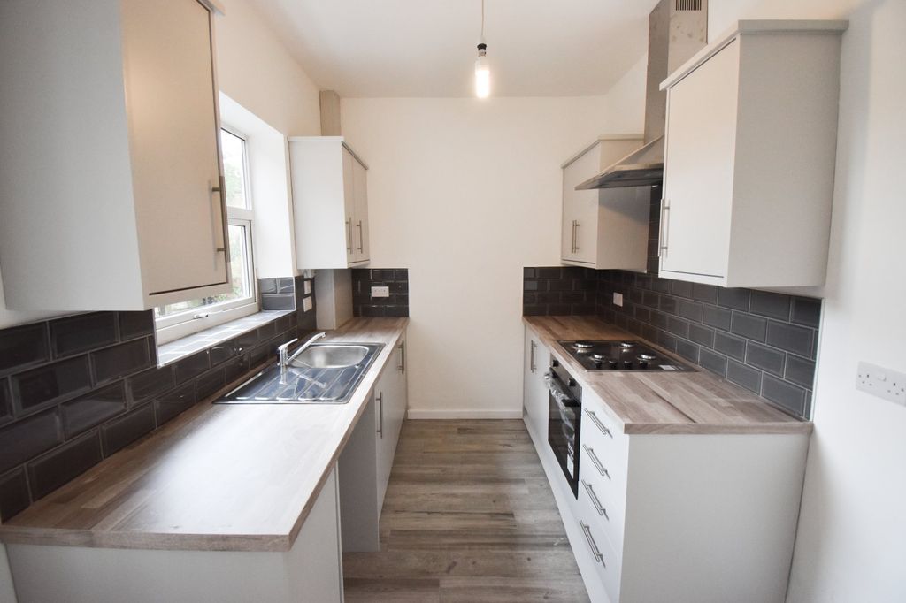 Property photo 3 of 11 Kitchen