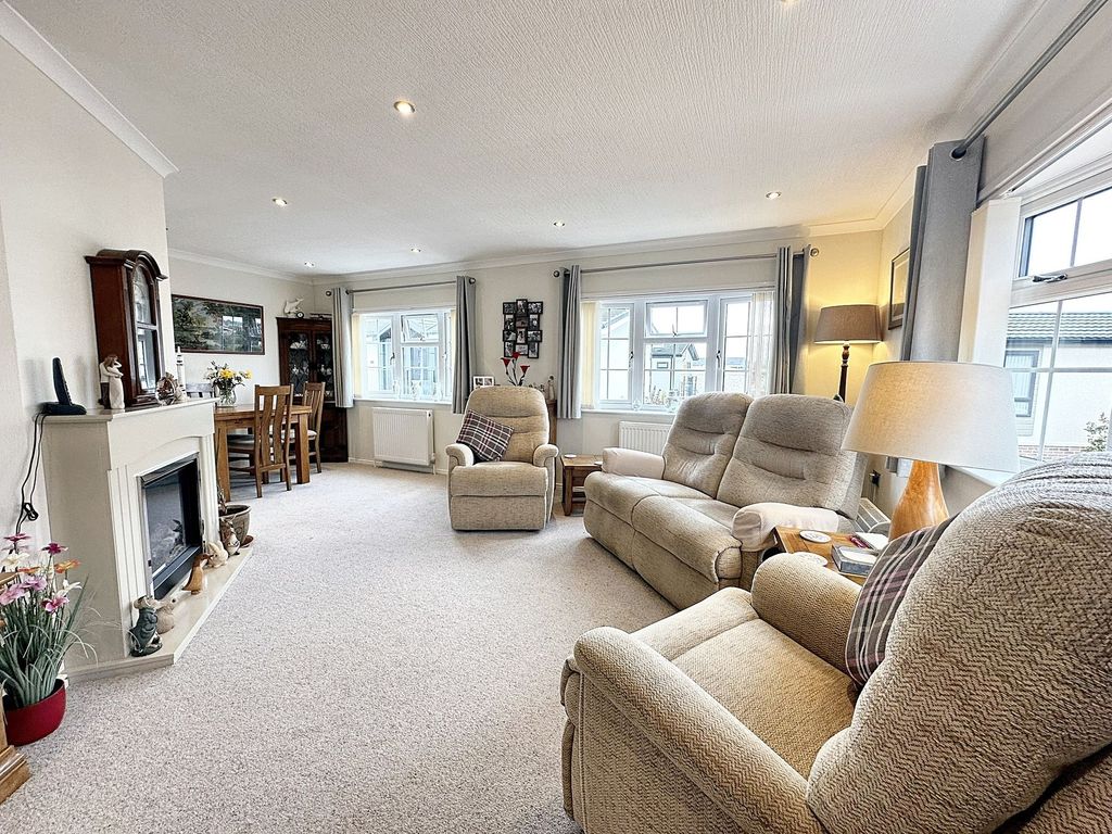 Property photo 3 of 9 Lounge