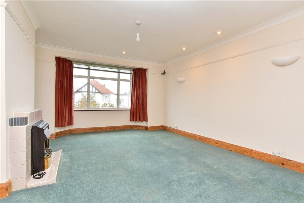 Property photo 1 of 17 Lounge