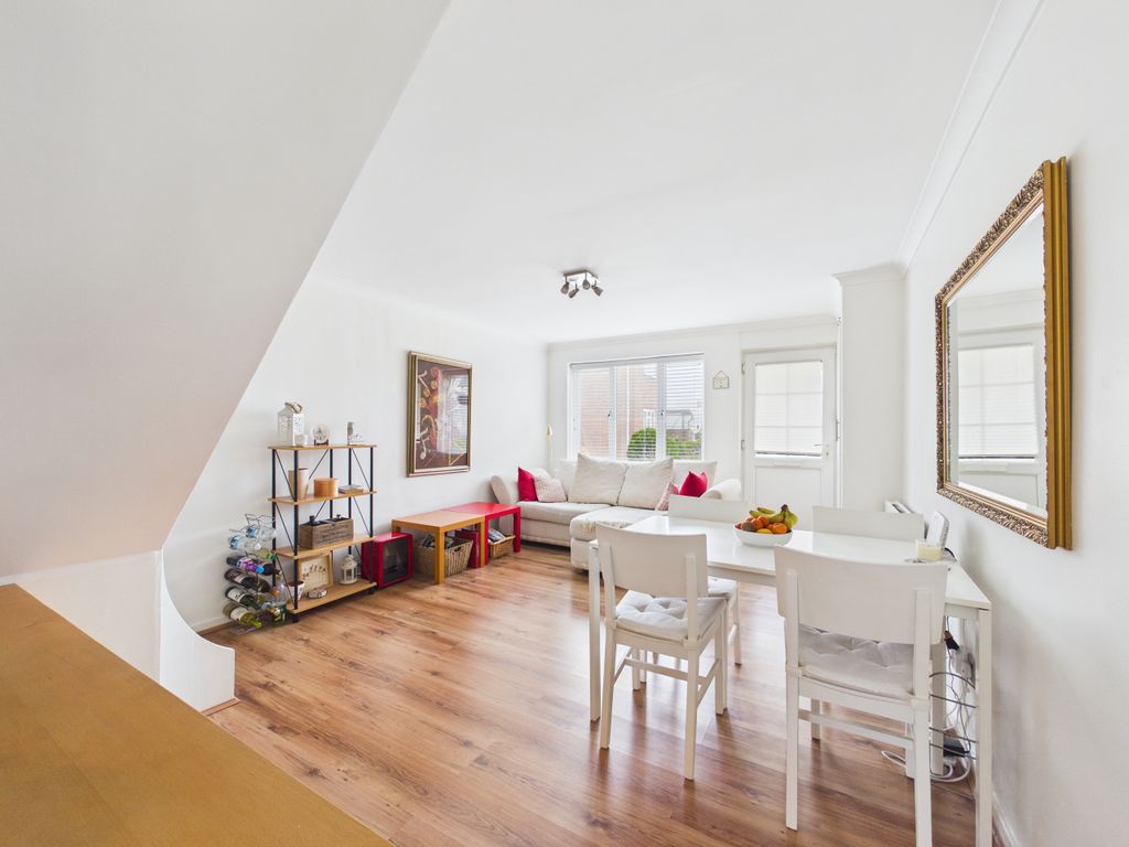 Property photo 3 of 9 Cam01354G0-Pr0679-Still009