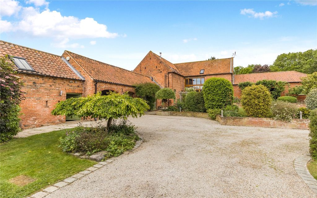 Property photo 1 of 21 Lowgate Court