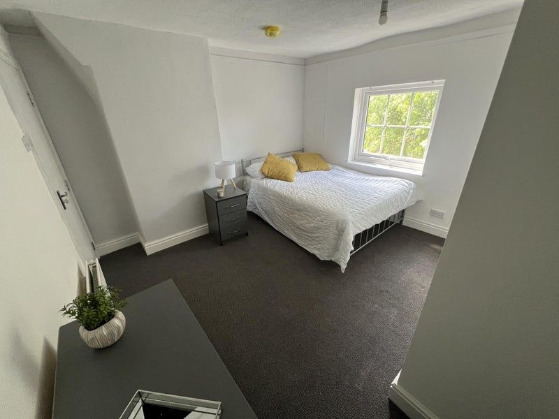 Property photo 1 of 10 A Neat And Well-Maintained Double Bedroom Featurin...