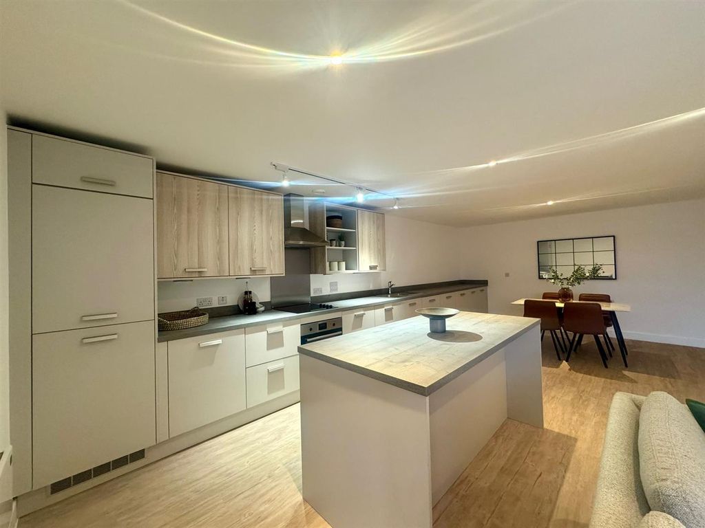 Property photo 3 of 10 Kitchen