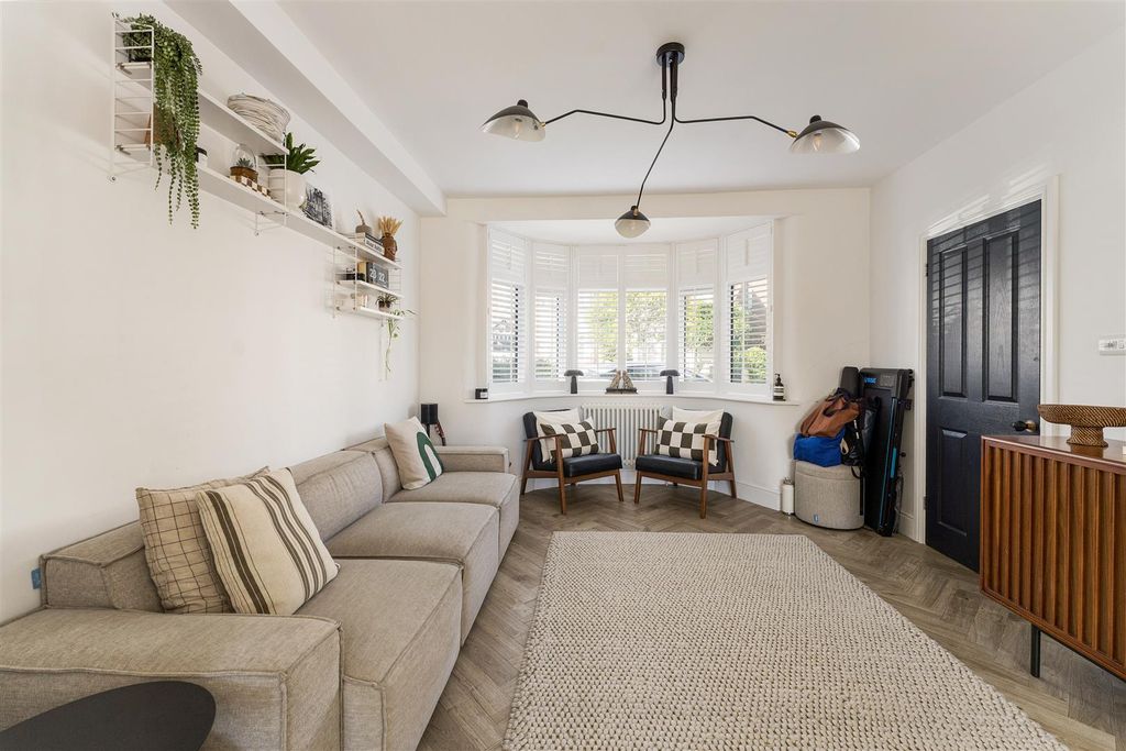 Property photo 2 of 69 Coolgardie Avenue, E4