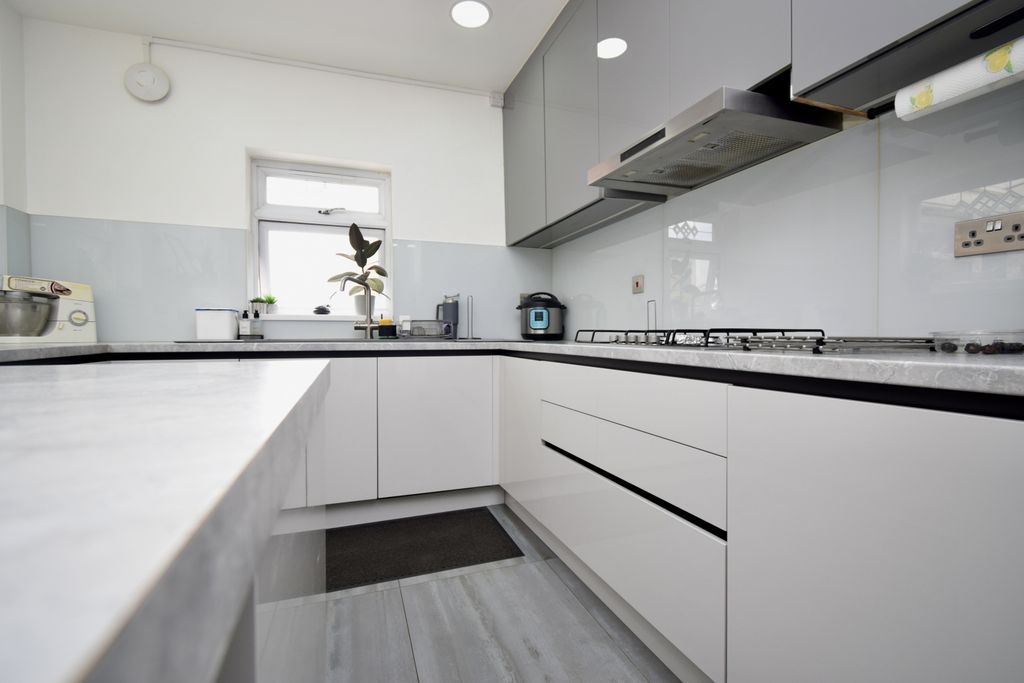 Property photo 3 of 27 Gallery