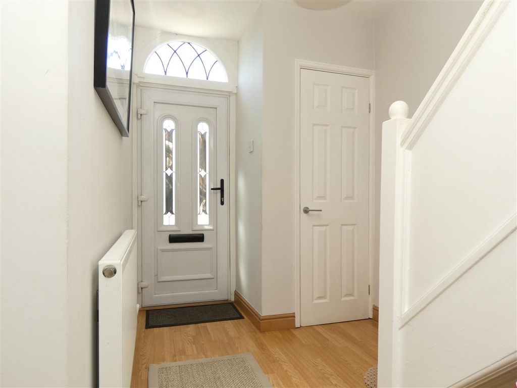 Property photo 3 of 22 Entrance Hall