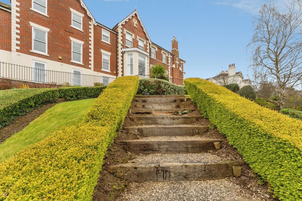 Property photo 2 of 36 Communal Garden