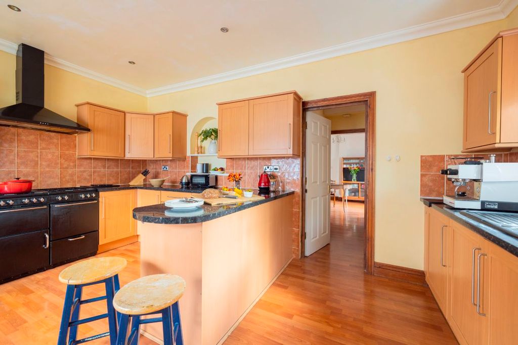 Property photo 3 of 25