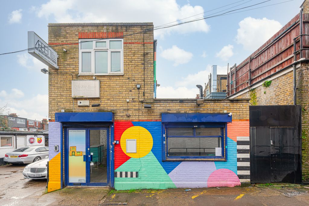 Property photo 3 of 12 Green Lanes 310C-003