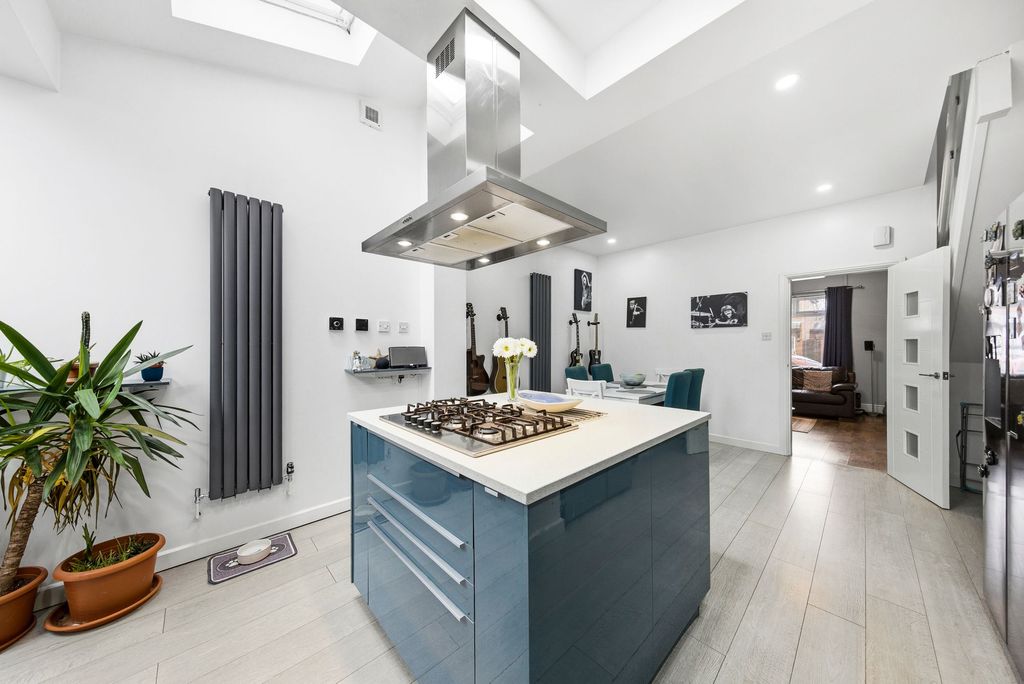 Property photo 2 of 22