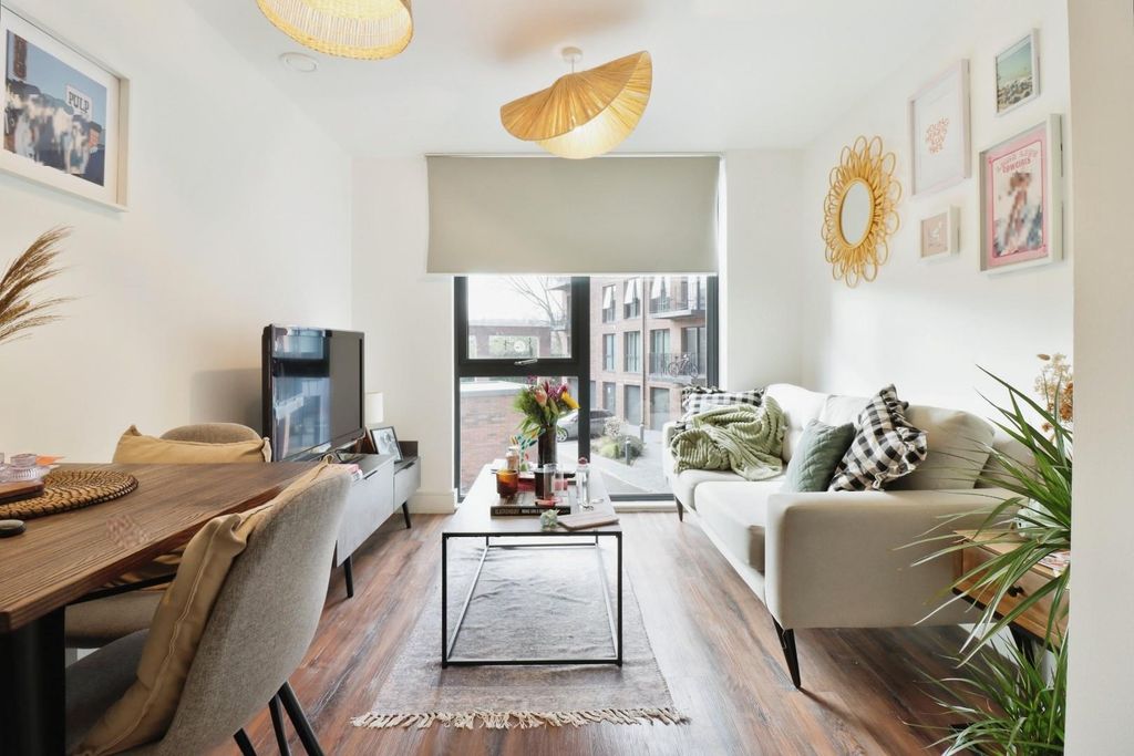 Property photo 1 of 12 Lounge