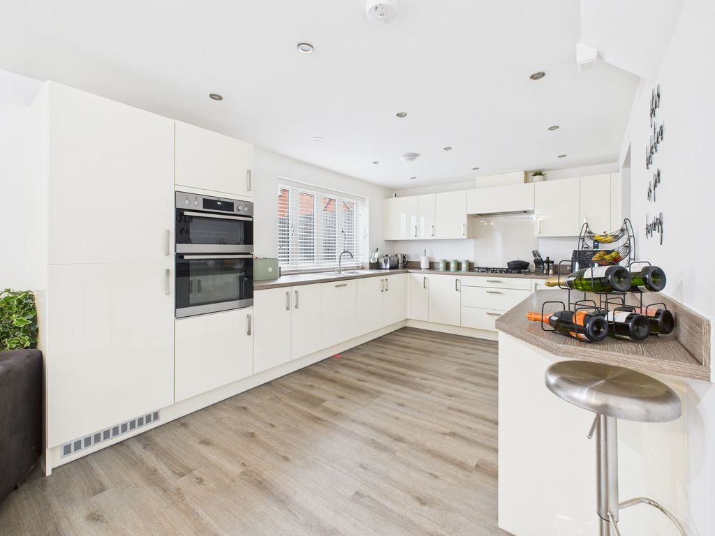Property photo 3 of 27 Dining Kitchen