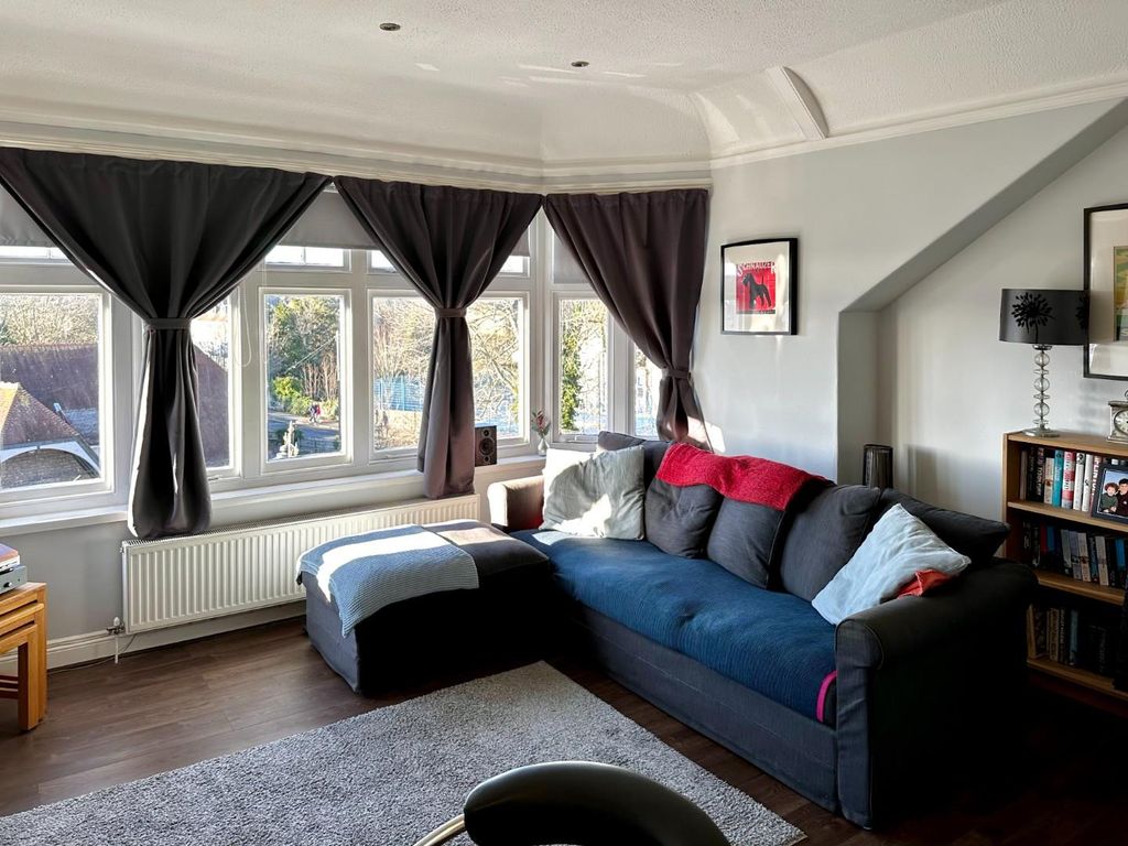 Property photo 3 of 18 Lounge