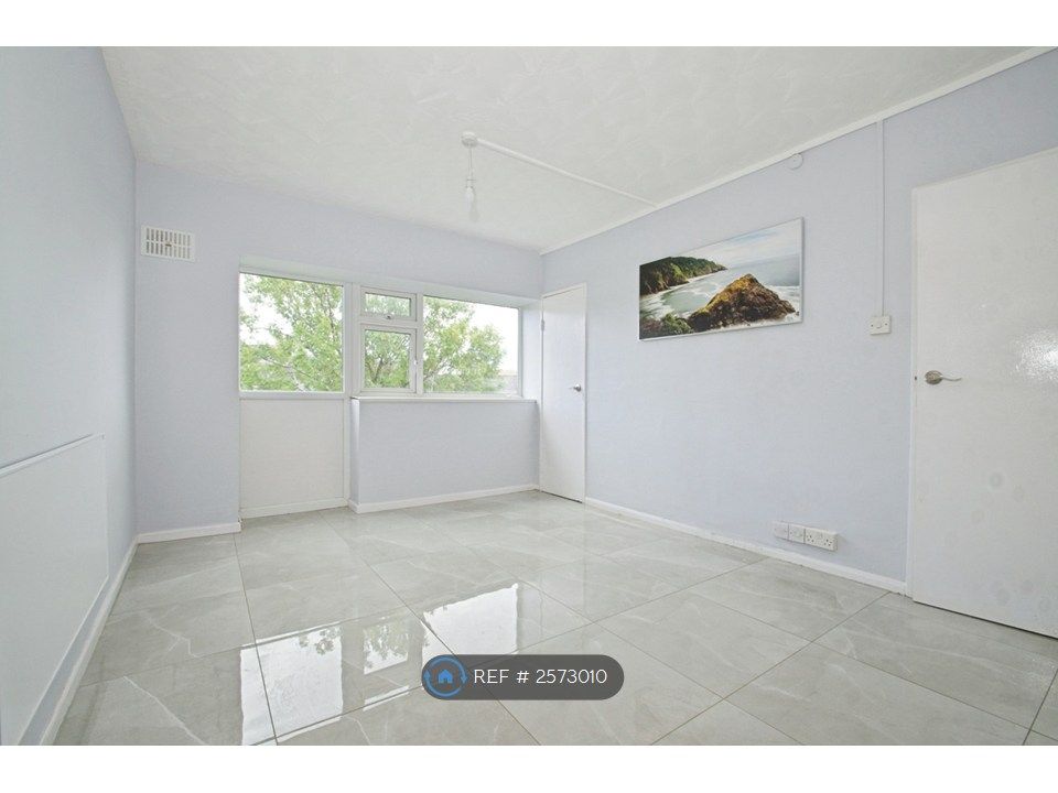 Property photo 1 of 10 Living Room