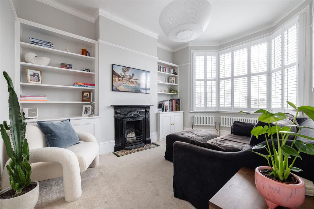 Property photo 2 of 20 Colworth Road, E11