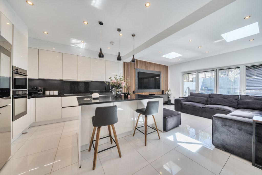 Property photo 2 of 17 1451099-11-6A04Ca...