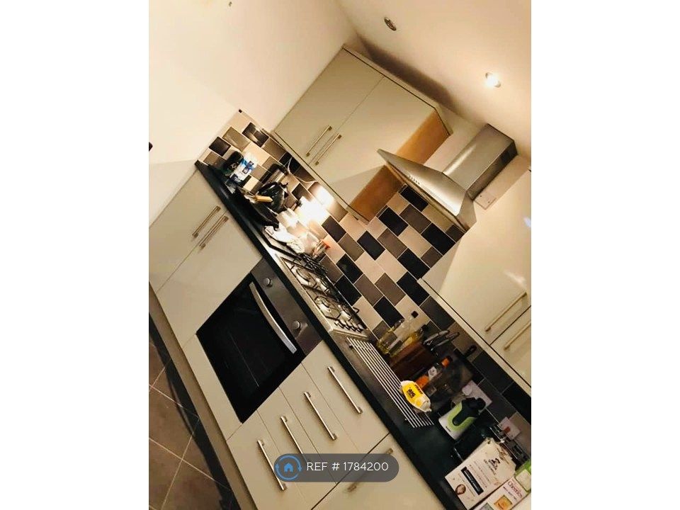 Property photo 3 of 7 Kitchen