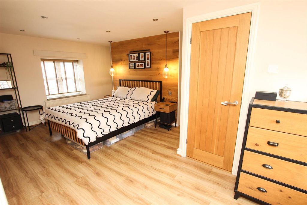 Property photo 2 of 21 Principle Bedroom