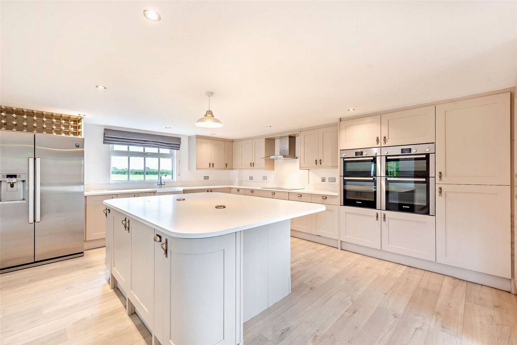 Property photo 2 of 28 Kitchen