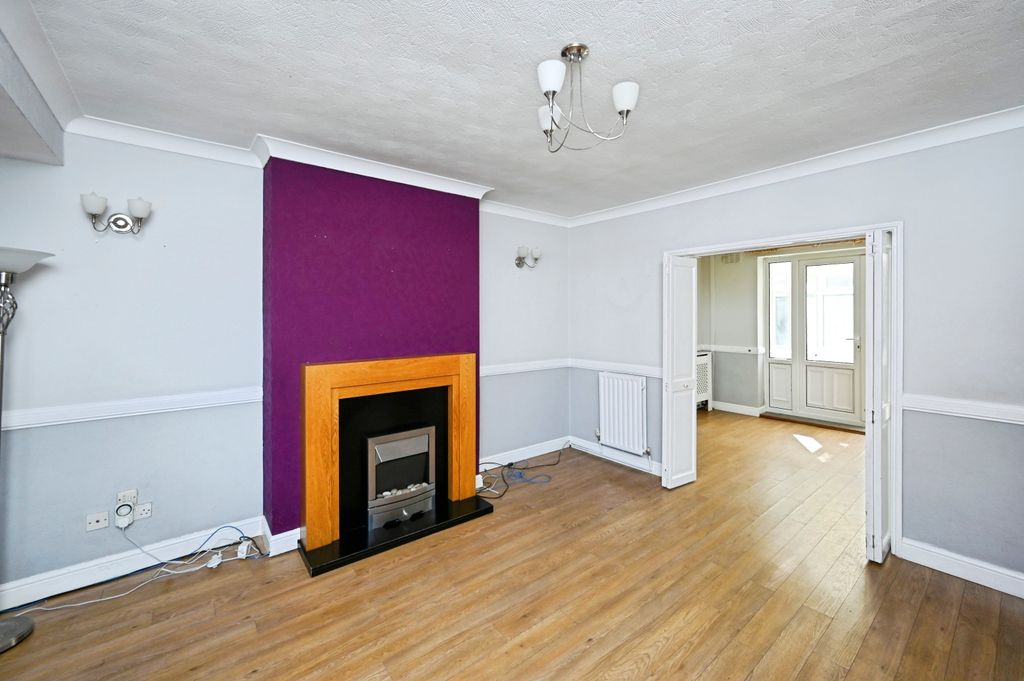 Property photo 3 of 14 Lounge