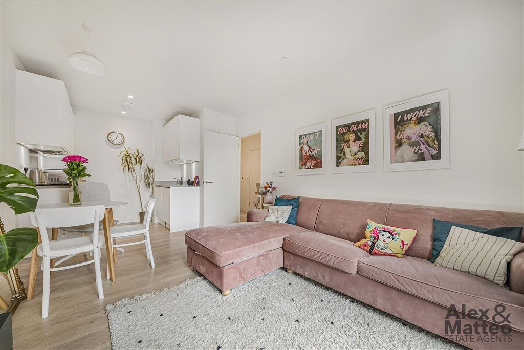 Property photo 1 of 15 Varcoe Road