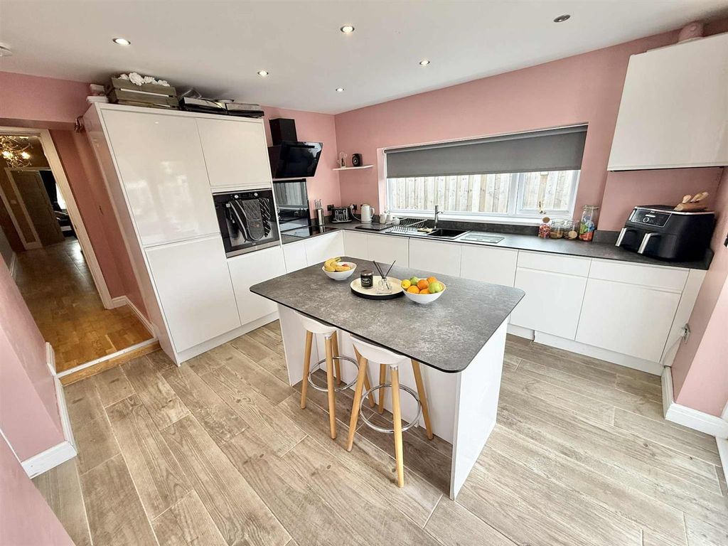 Property photo 2 of 15 A67A3d39-F09B-4d0A-B36B-73d141B175F0.Jpg