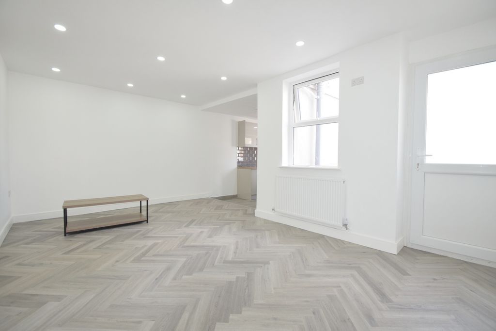 Property photo 2 of 14 Photo 4