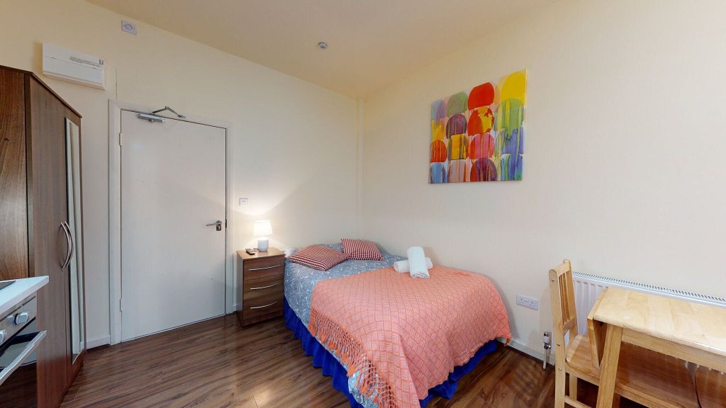 Property photo 1 of 6 Bedroom