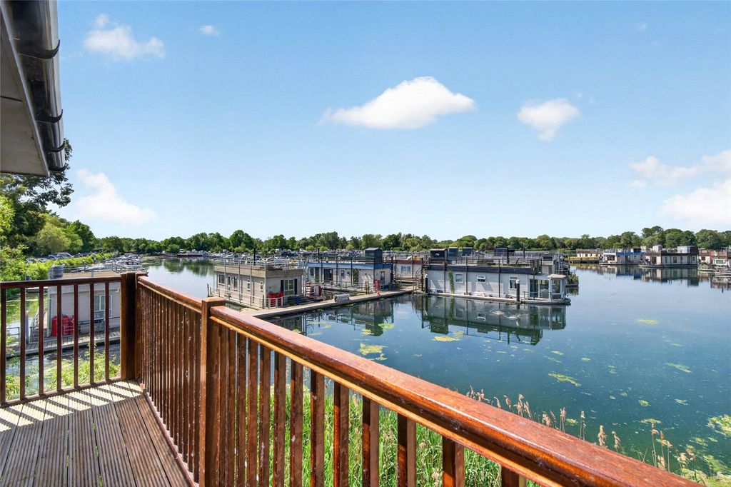 Property photo 2 of 11 Marina Apartments