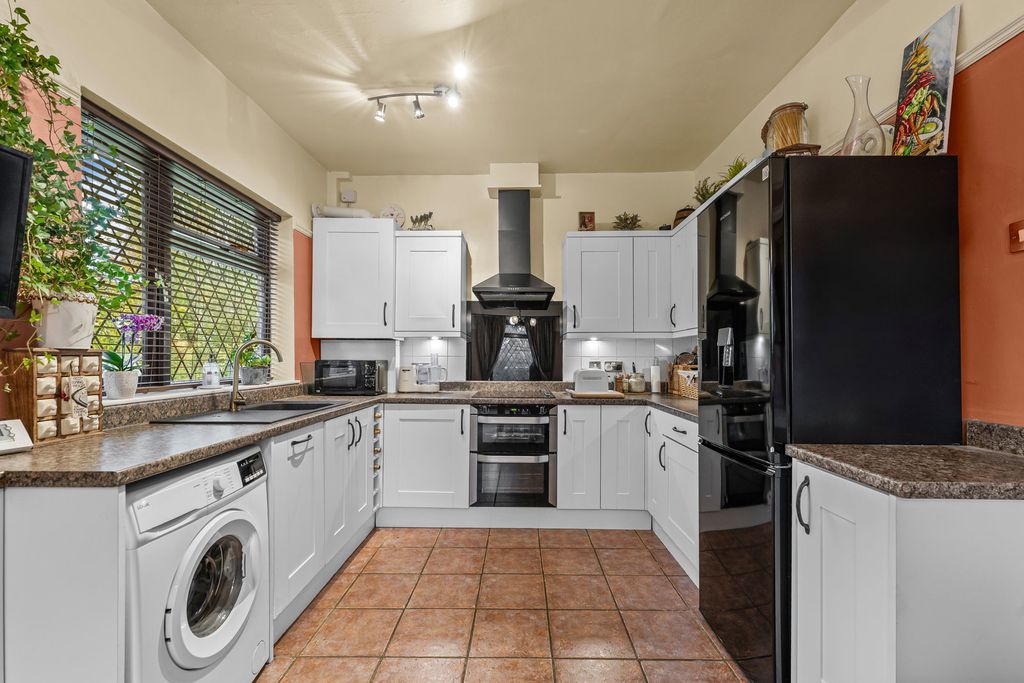 Property photo 3 of 27