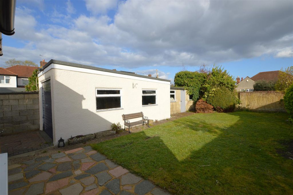 Property photo 3 of 12 1 Glasbrook Ave Gdn.Jpg