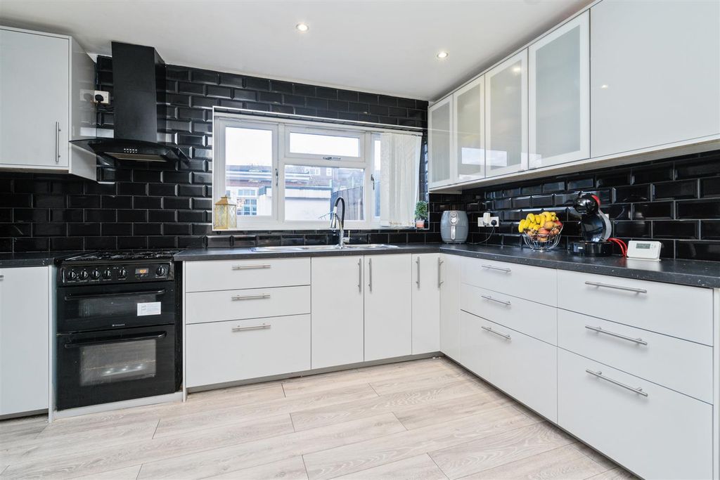Property photo 3 of 14 37 Rock Road-10_Lo.Jpg