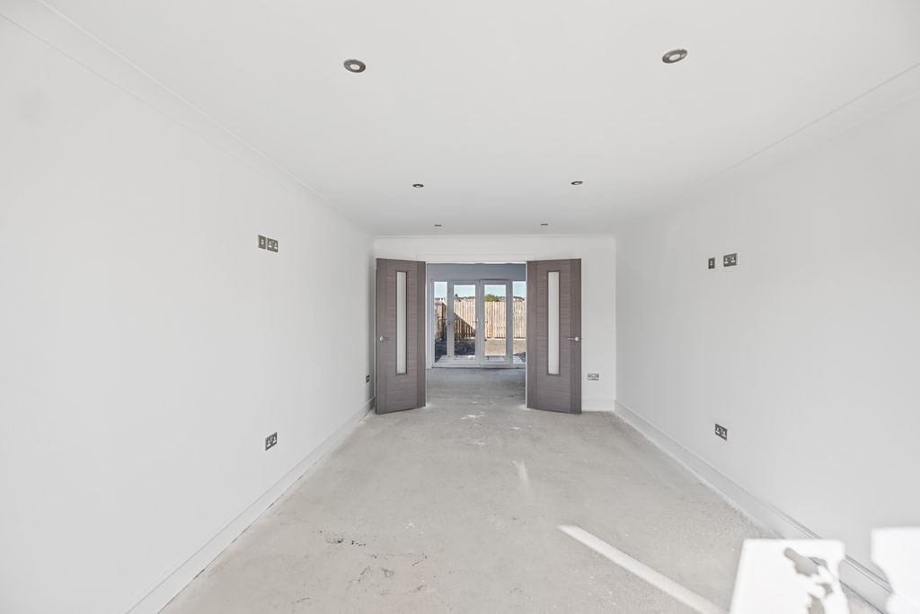 Property photo 2 of 32