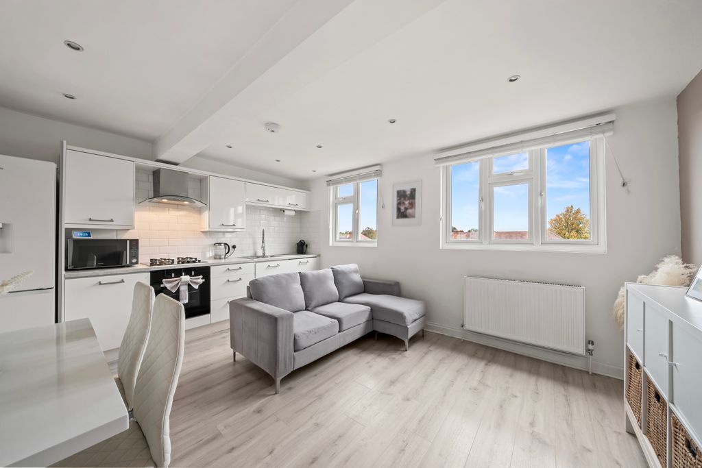 Property photo 3 of 14 Image00009