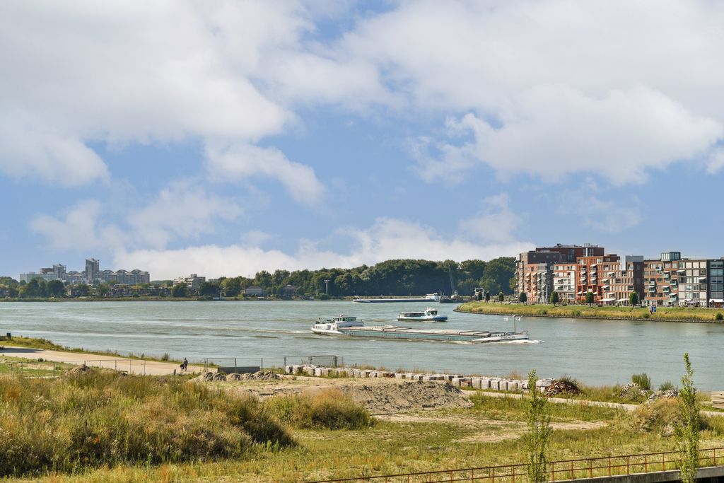 Property photo 2 of 37