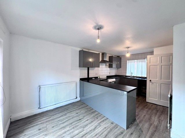 Property photo 2 of 10 Dining Kitchen