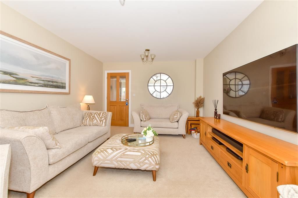Property photo 1 of 13 Lounge