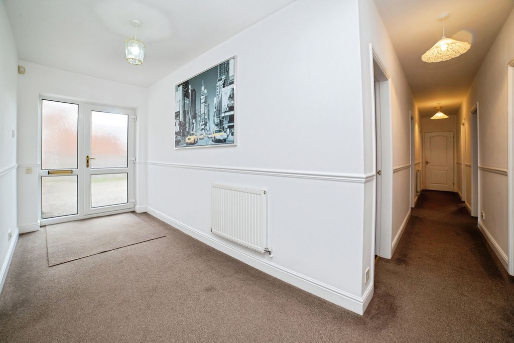 Property photo 3 of 21 Entrance Hall