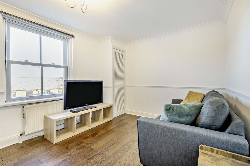 Property photo 3 of 10 8674417-Interior04-800.Jpg