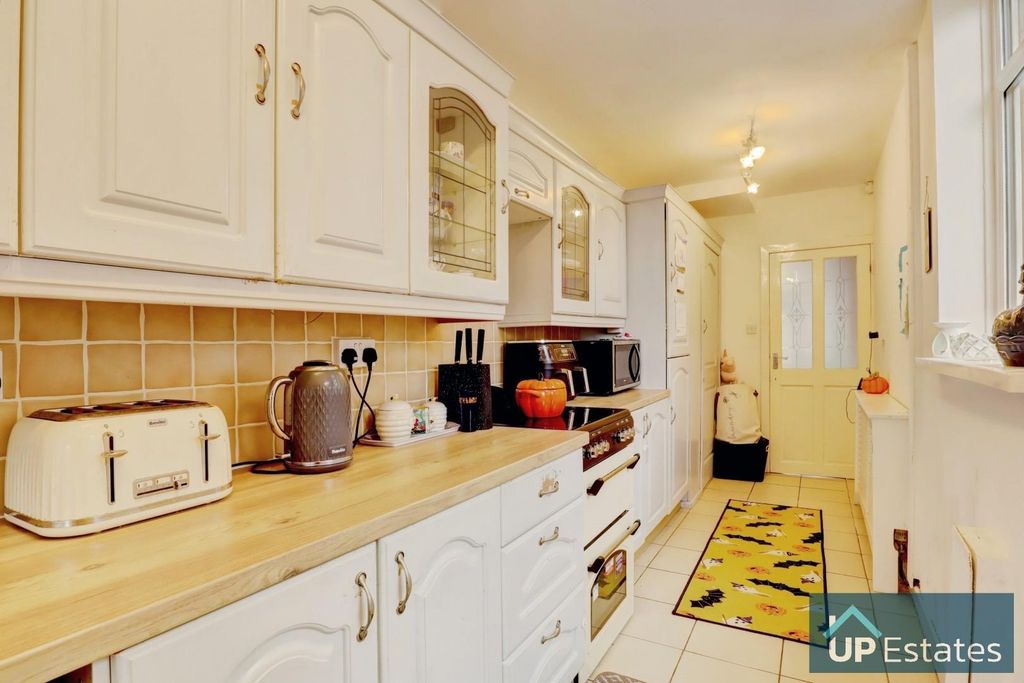 Property photo 3 of 14 Kitchen