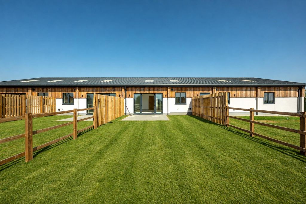 Property photo 1 of 10 Rear Aspect