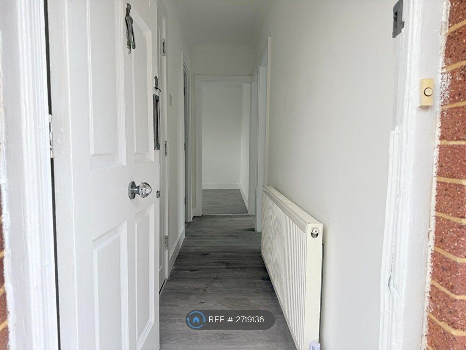 Property photo 3 of 8 Hallway