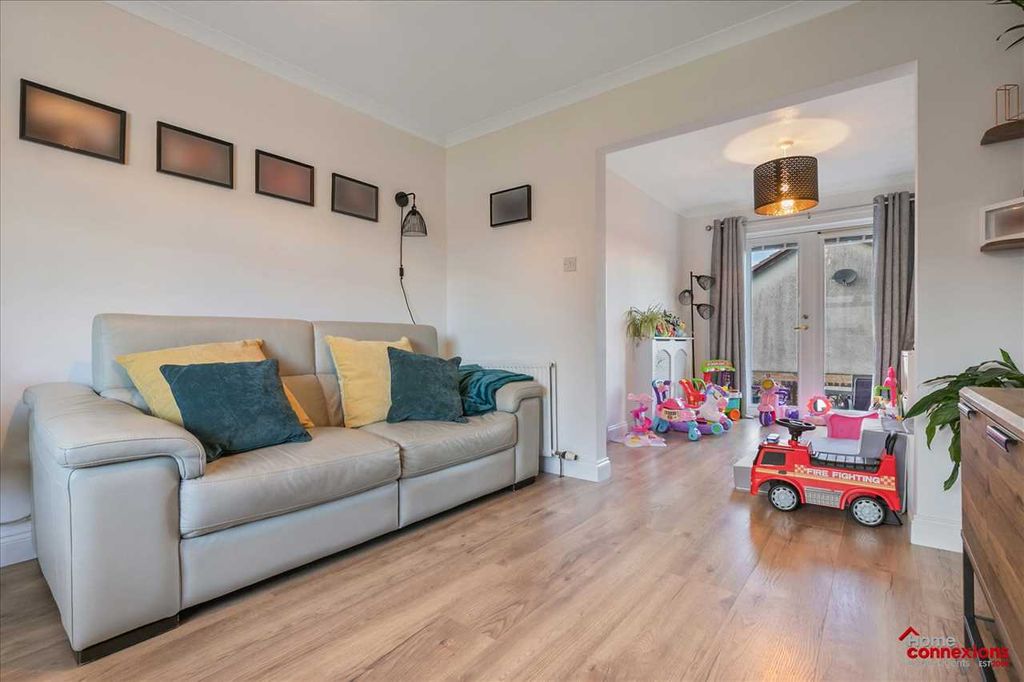 Property photo 3 of 29 Lounge (2)