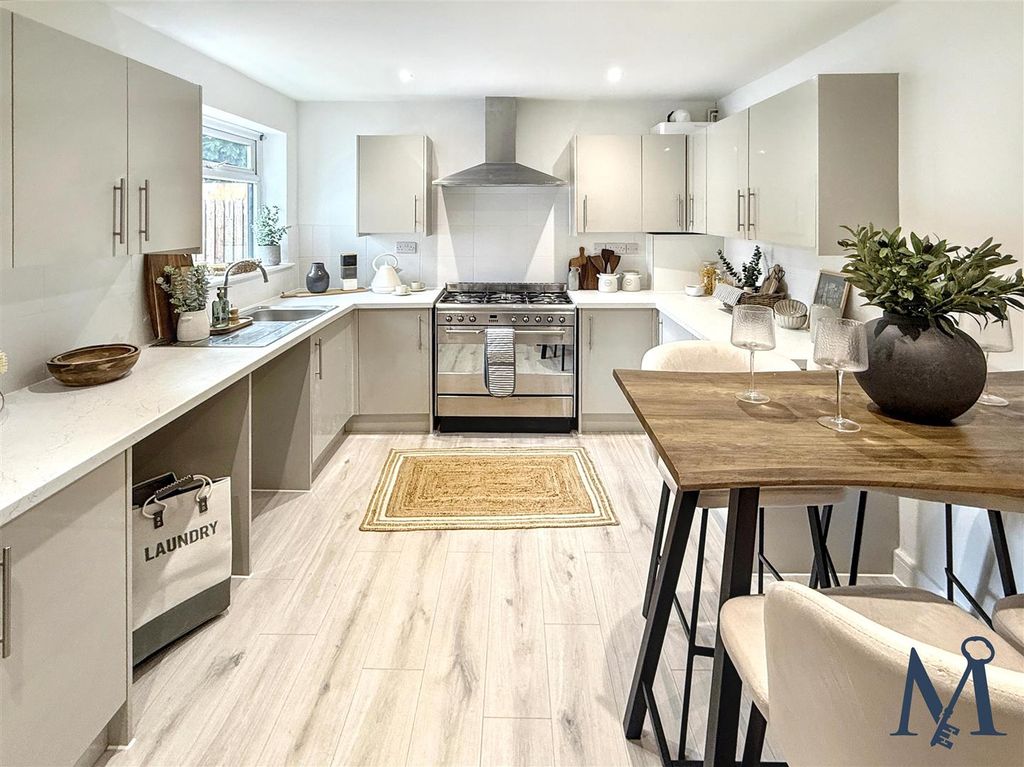 Property photo 3 of 22 Breakfast Kitchen