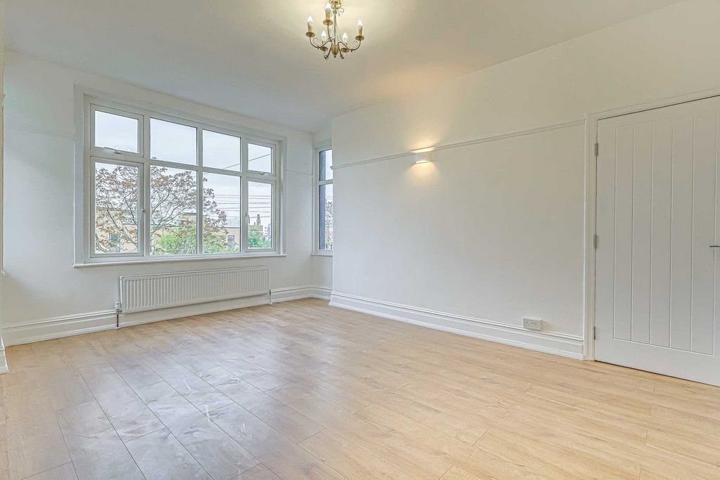 Property photo 3 of 28