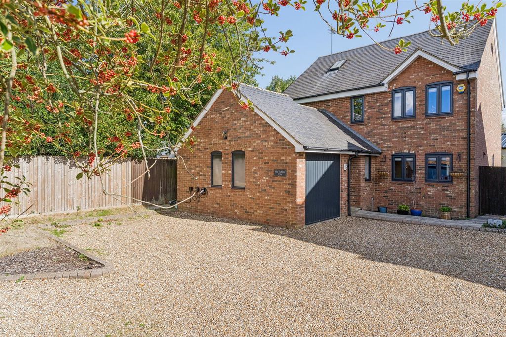 Property photo 1 of 28 High Street South, Stewkley