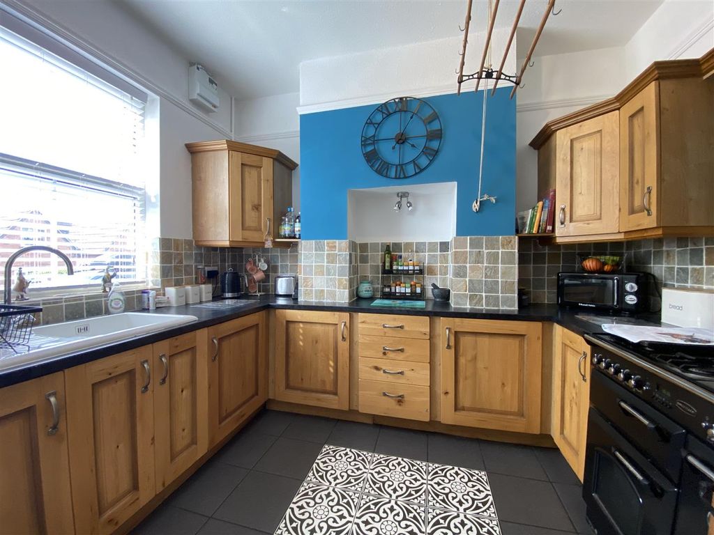 Property photo 3 of 17 Kitchen