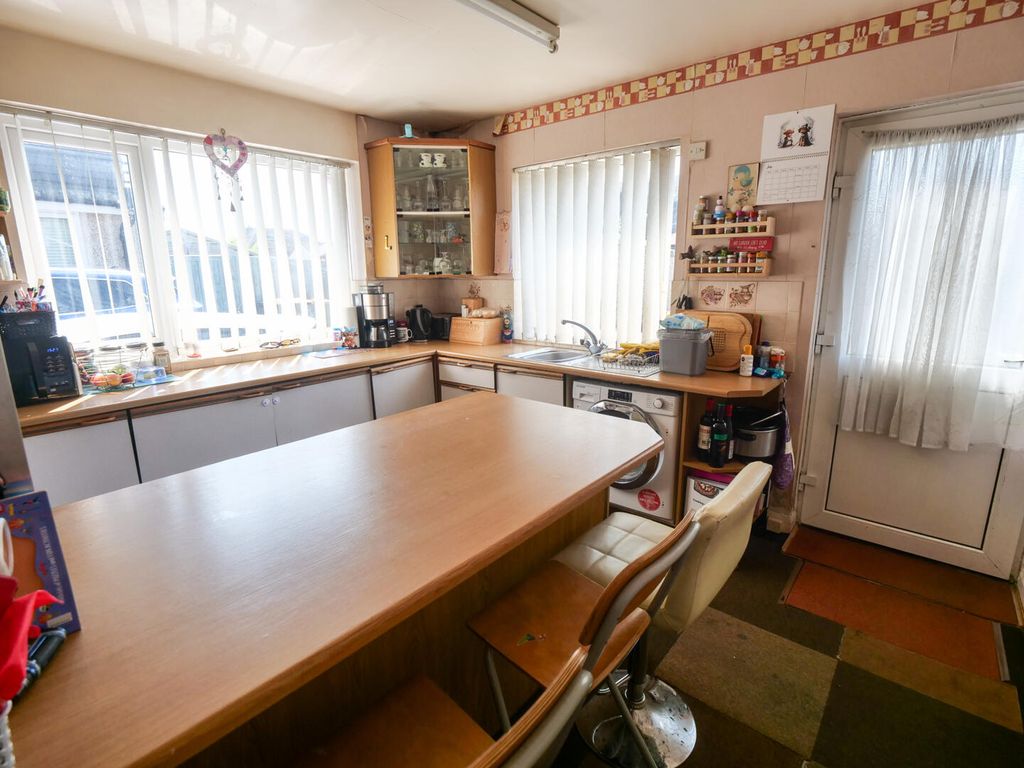 Property photo 3 of 8 Kitchen
