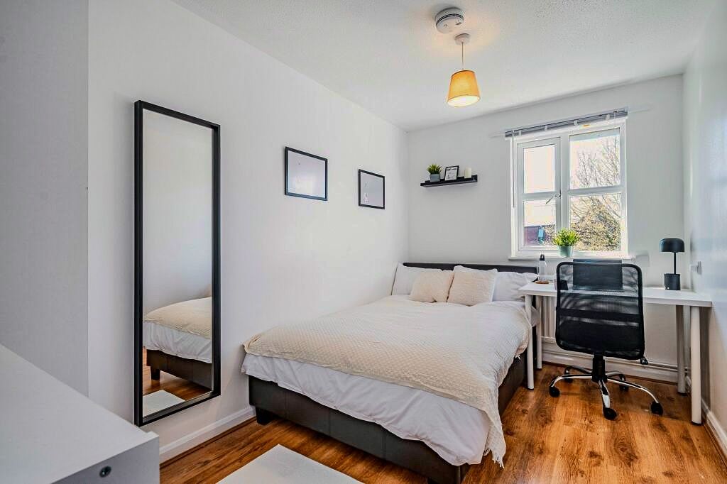 Property photo 1 of 9 A Bright And Tidy Double Bedroom Featuring A Comfo...